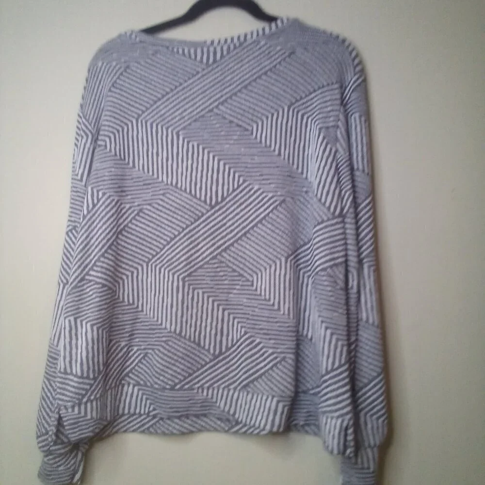 Ellen Tracy Sweater Pullover XL Women Long Sleeve Pattern Gray White